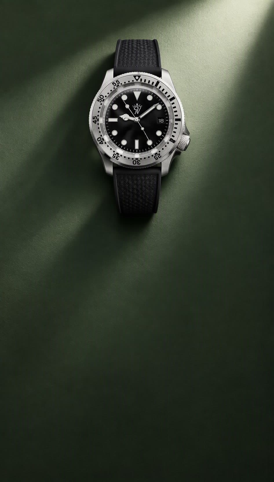 Reloj RV Watches sobre fondo verde